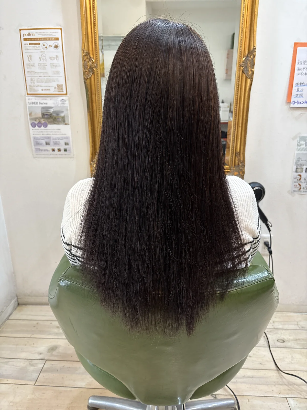 艶とまとまりが感じられるロングヘアの施術後