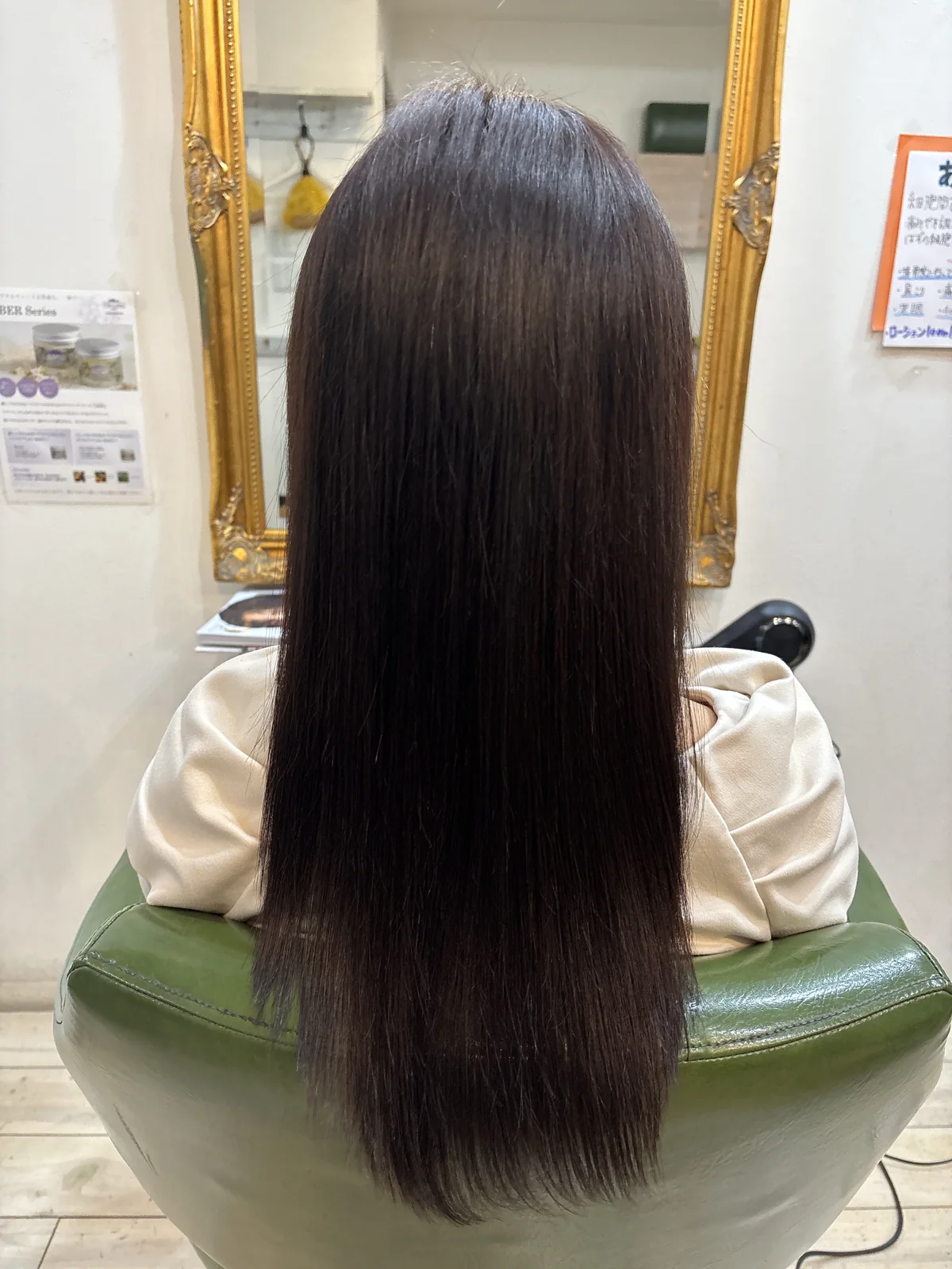 なめらかで艶のあるロングヘアの施術後